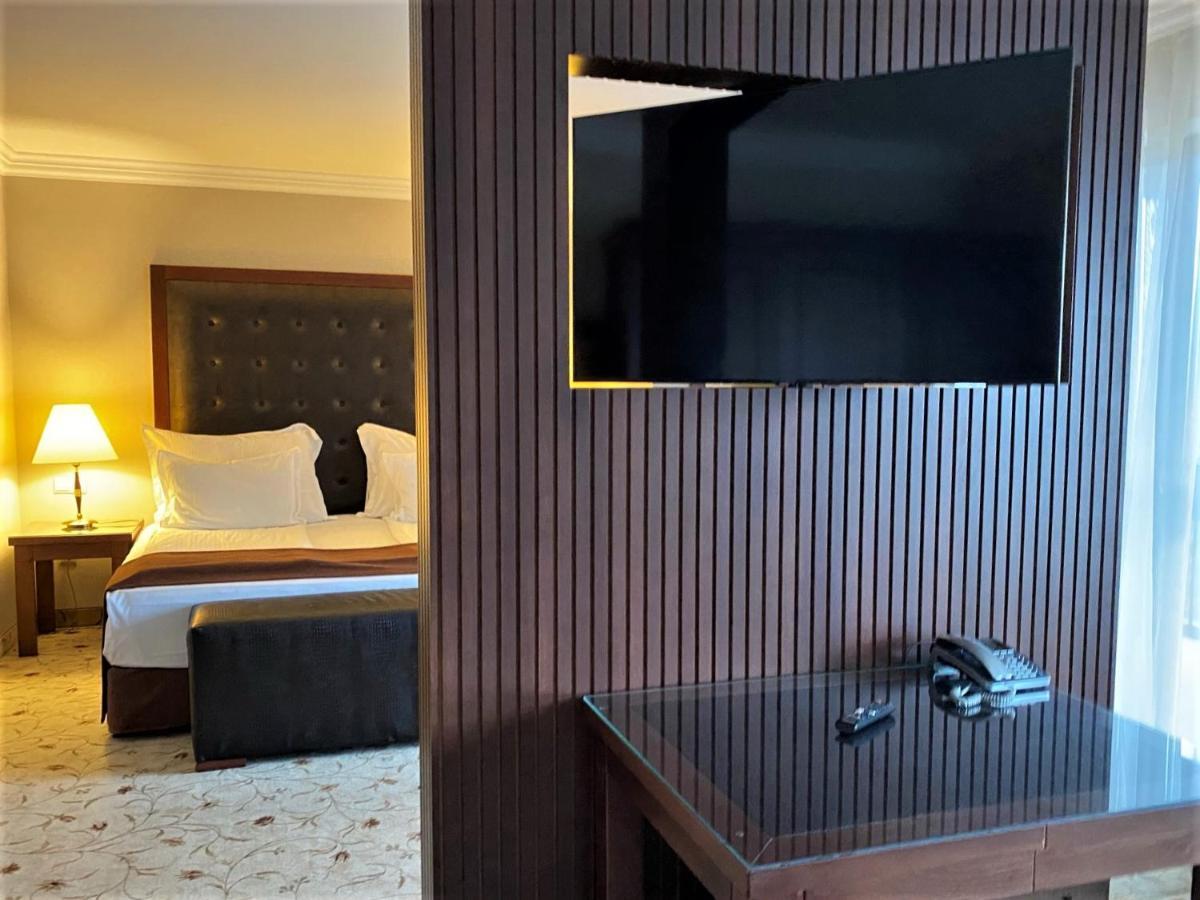 Maxi Park Hotel & Spa Velingrad Kültér fotó A television in a hotel room